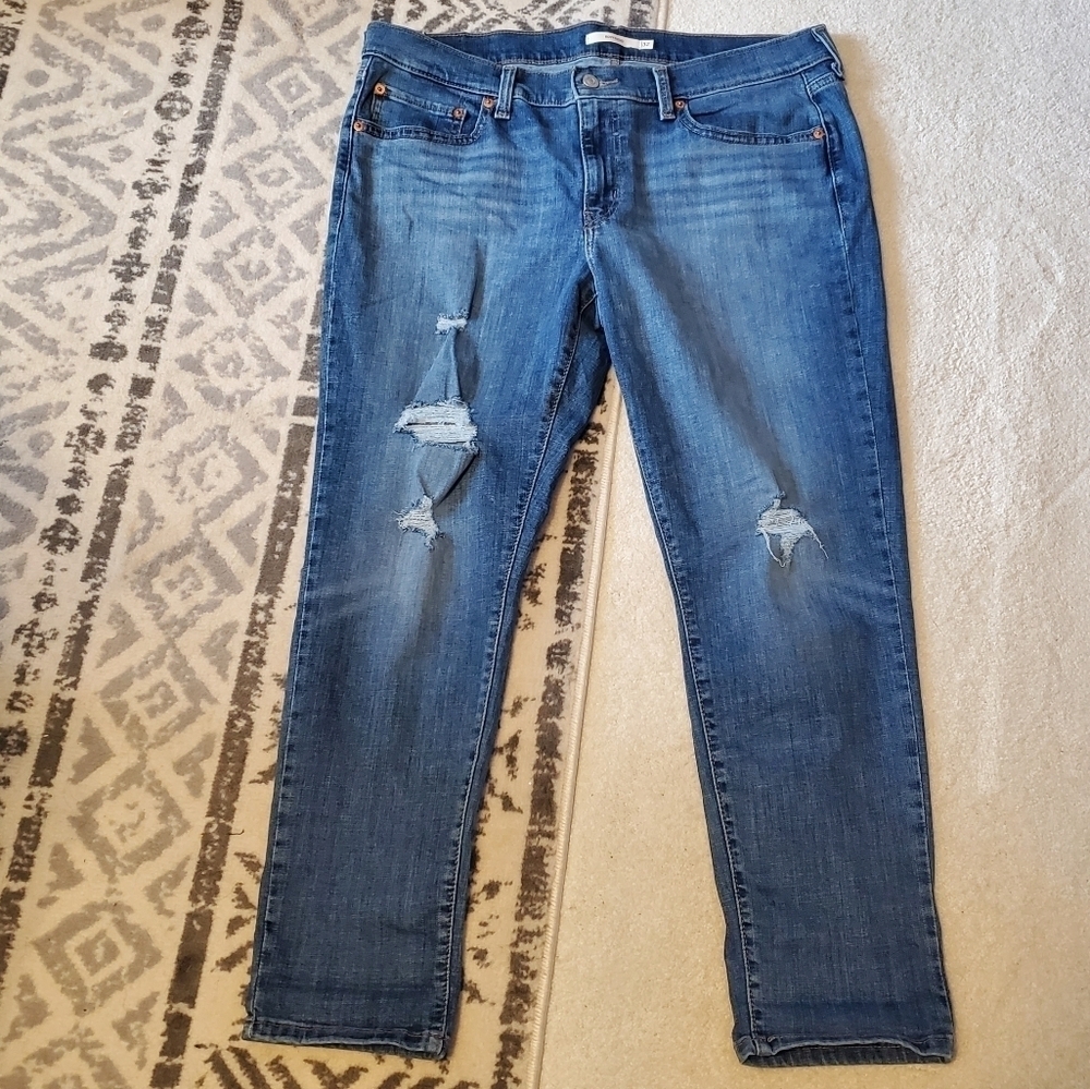Levis  sz w32 L27. Newer condition.  Distressed.  Can be rolled up or left down